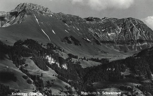 Der Hausberg "Kaiseregg" mit im Hintergrund der Schafberg (mit 2'235 M.ü.M. höchster Punkt der Gemeinde Plaffeien)