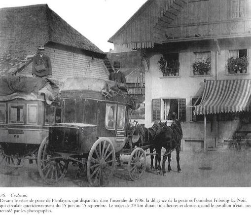 Postkutsche in Plaffeien beim Relais, welcher 1906 abbrannte. Die Postkutsche war zwischen dem 15. Juni und 15. September jeden Tag zwischen Freiburg und Schwarzsee unterwegs. Für die 29 km wurden 3 1/2 Std. benötigt