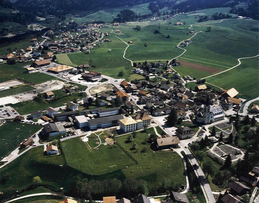 Flugaufnahme 2001 mit dem Dorf Plaffeien Richtung Kloster