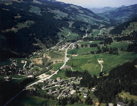 Mit dem Rohrmoos in der Bildmitte und Sicht Richtung Zollhaus - Plaffeien - Guggishörnli