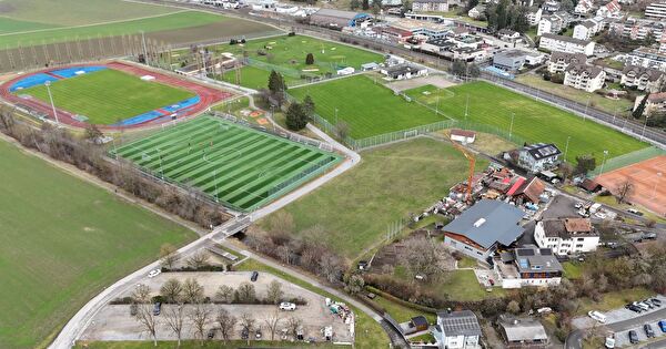 Die Sportanlage Moos von oben: In der Mitte rechts das Mooshüsli und bei der roten Bahn das Garderobengebäude der Stadt.