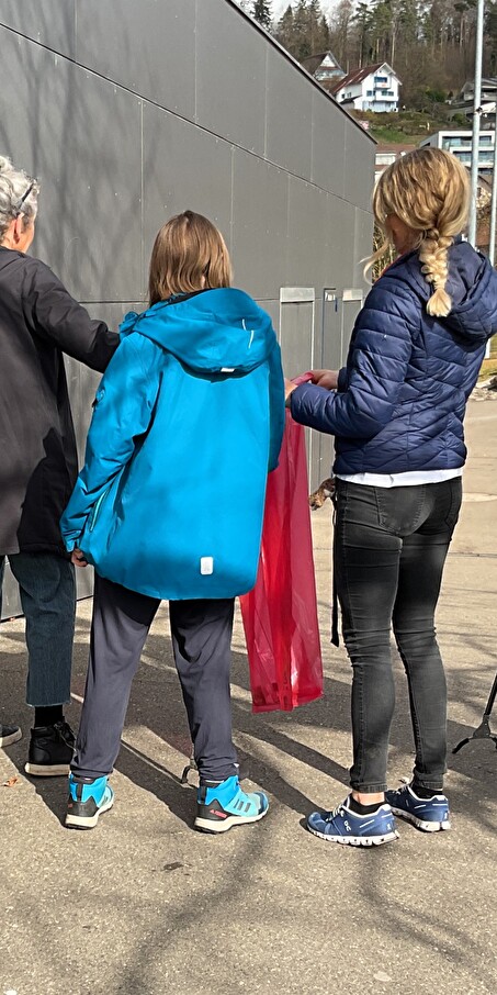 Die Schülerinnen und Schüler der Heilpädagogischen Schule Affoltern auf Sammeltour