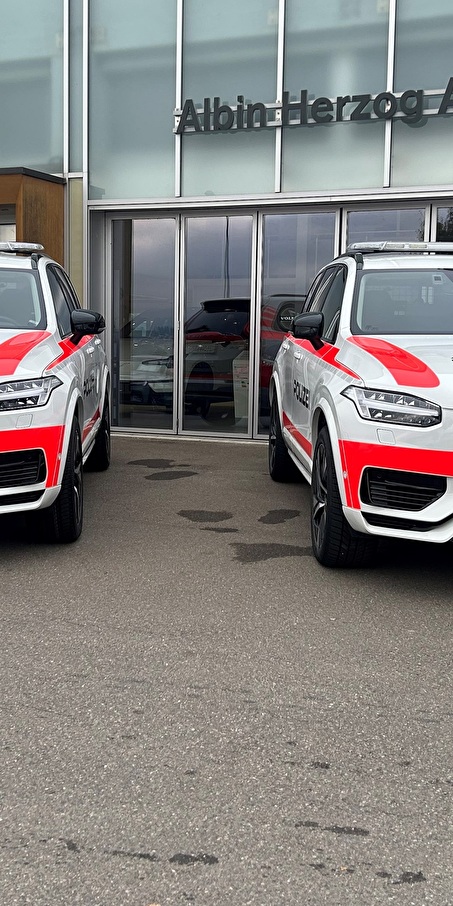 Zu sehen sind die neuen Dienstfahrzeuge, die von der Albin Herzog AG in Ottenbach geliefert wurden.