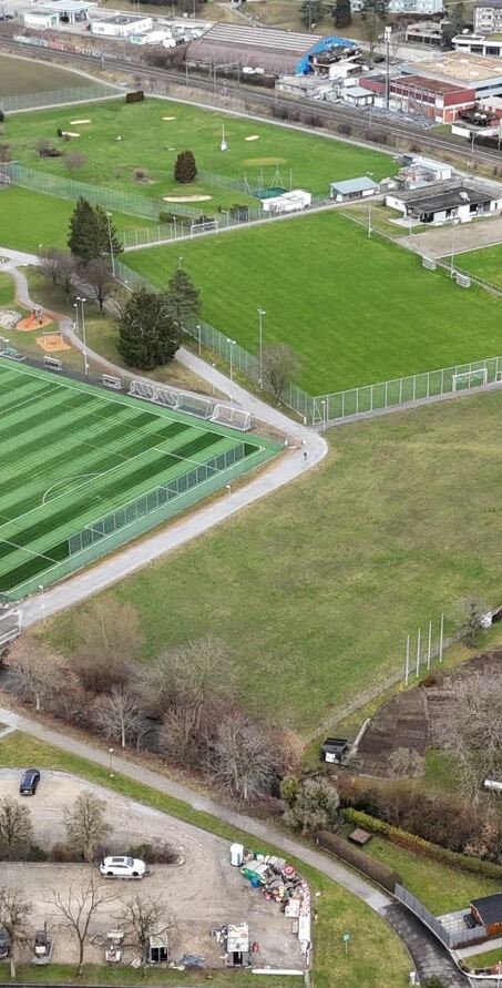 Die Sportanlage Moos von oben: In der Mitte rechts das Mooshüsli und bei der roten Bahn das Garderobengebäude der Stadt.