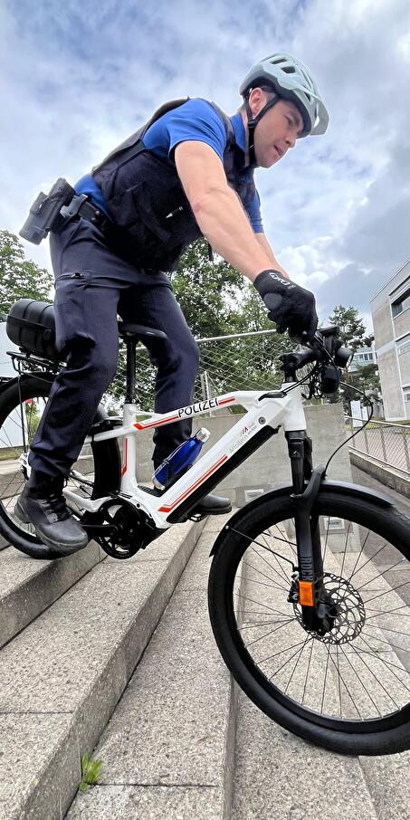 Ein Angehöriger der Stadtpolizei Affoltern am Albis auf Trainingsfahrt in der Stadt Zürich
