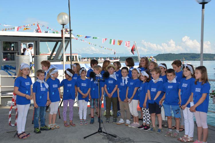 Der Kinderchor setzt zum Gesang an.