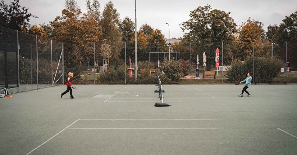 Zwei Jungs spielen Pickleball im Rossmoos.