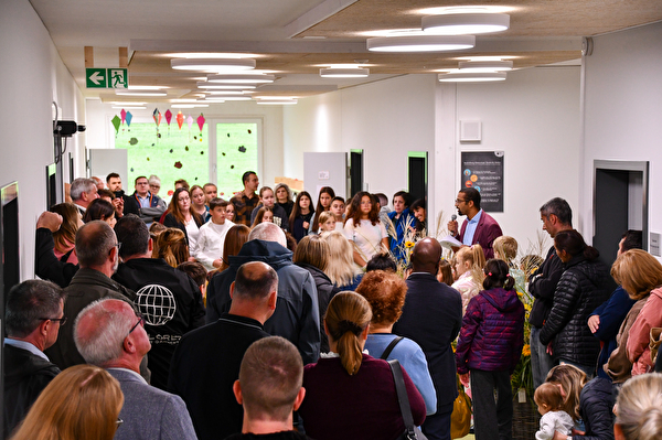 Viele Menschen im Pavillon Gersag zum Eröffnungsfest.