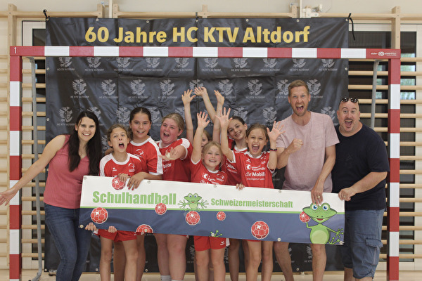 Das Team Powergirls vom Schulhaus Hübeli gemeinsam mit ihrer Lehrerin und den Betreuern.