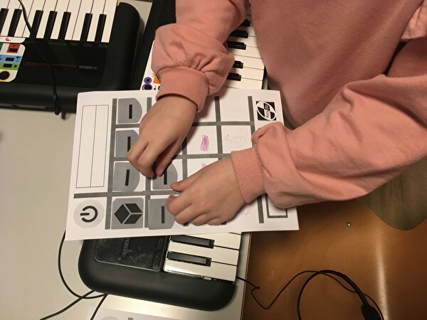 Kinderhände an einem Keyboard.
