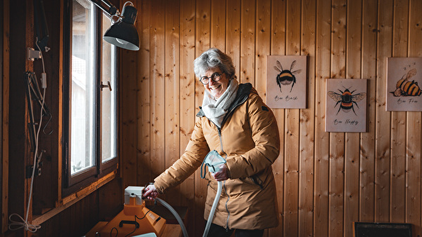 Eine Frau in einem Raum mit einem Inhalationsgerät.