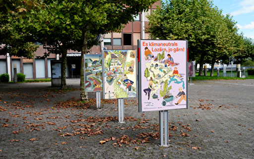 Plakatsteller vor Gemeindehaus.