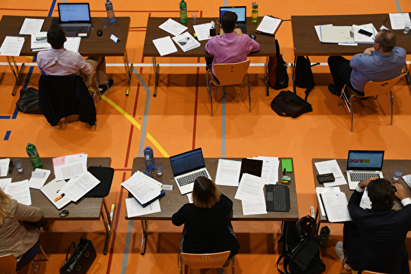 Die Postulanten fordern Massnahmen für eine digitale und transparentere Emmer Politik.