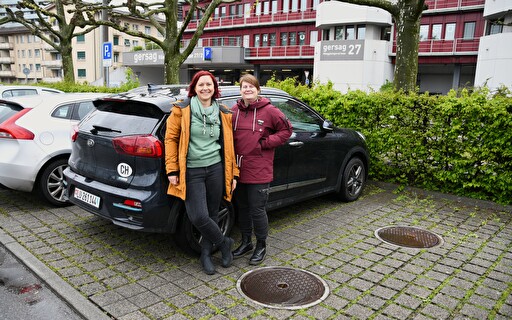 Zwei Teilnehmerinnen der Challenge vor ihrem Auto