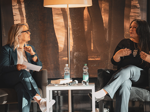 Sonja Hasler und Monika Mansour im Gespräch.
