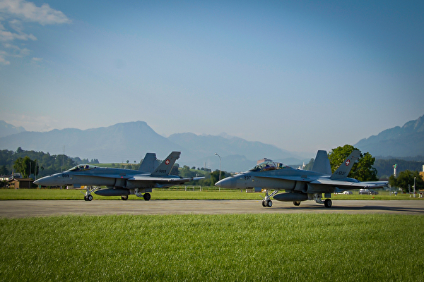 F/A-18 Militärflugzeuge auf der Start- und Landebahn.