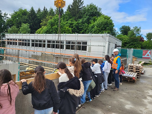 Kinder bei einer Baustelle.