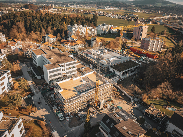 Schulhaus-Baustelle aus Vogelperspektive