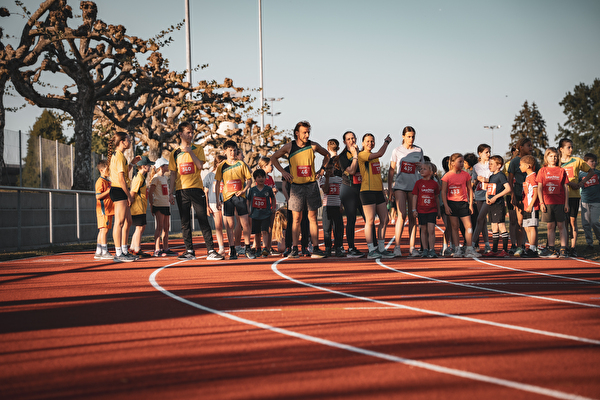 Athletinnen und Athleten auf der Rundbahn Gersag.