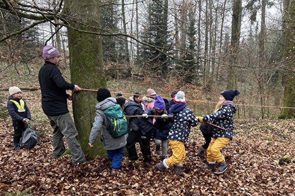 Kinder im Wald.