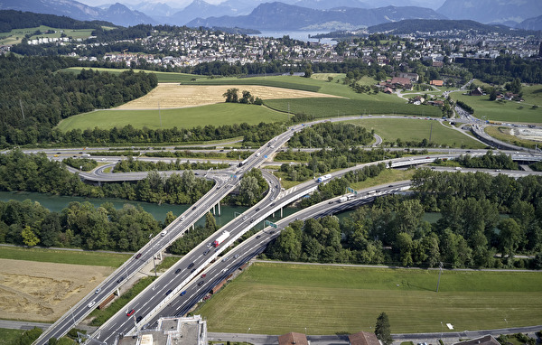 Luftbild Autobahnabschnitt Emmen-Süd/Ibach.