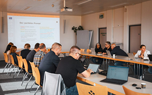 Menschen in einem Sitzungszimmer.
