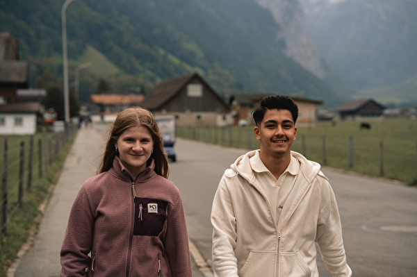 Zwei junge Menschen auf einer Strasse.