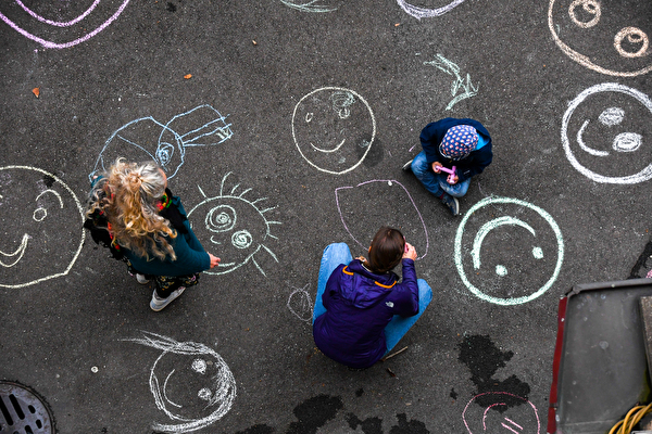 Smileys mit Kreide gemalt