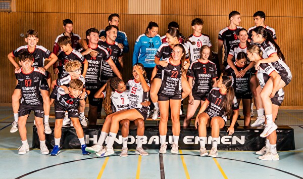 Sportlerinnen und Sportler in Vorbereitung für ein Gruppenfoto.