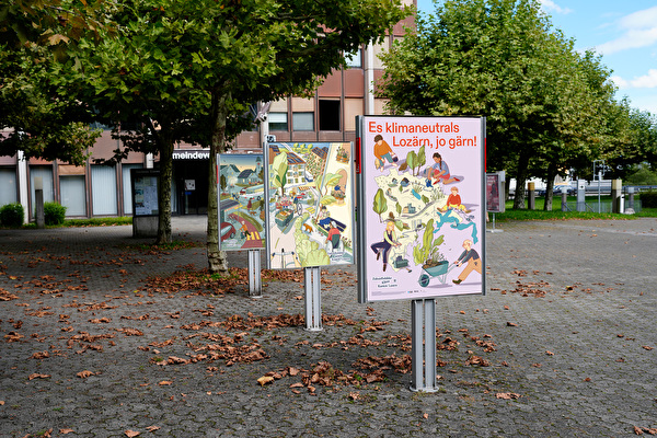 Plakatsteller vor Gemeindehaus.
