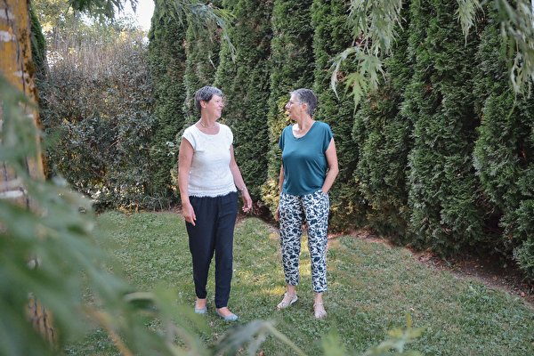 Zwei Frauen im Gespräch im Park