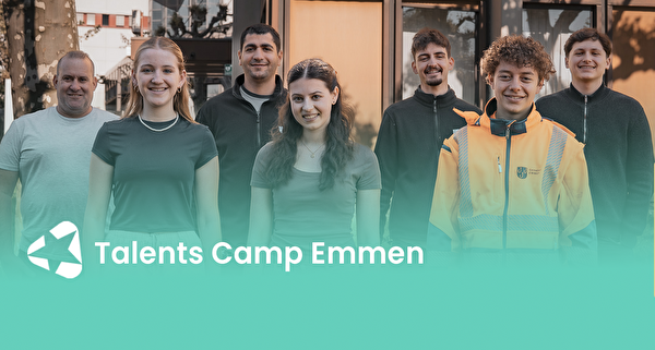 Eine Gruppe junger Menschen, die ihre Lehre bei der Gemeinde Emmen absolvieren