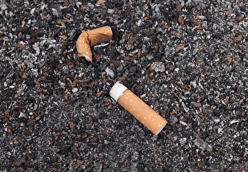 Zigarettenstummel auf dem Boden.