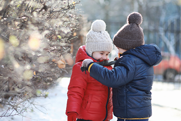 Zwei Kinder im Schnee.