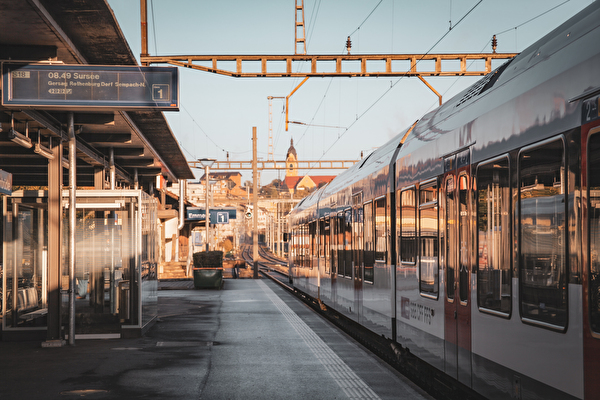 Ein Zug an einem Bahnhof.