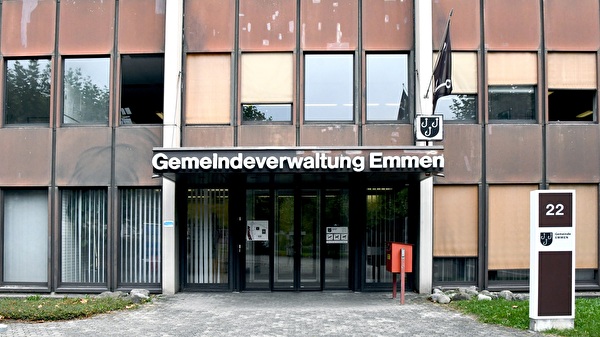 Eingang des Verwaltungsgebäudes.