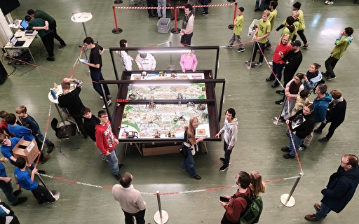 Menschen in einer Halle.