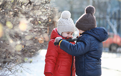 Zwei Kinder im Schnee.