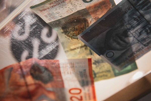 Banknoten und Logo Gemeinde Emmen