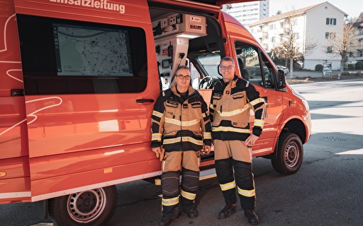 Zwei Männer vor einem Auto.