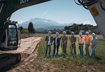Vertreter von Kanton, Armasuisse und Gemeinde beim Spatenstich.