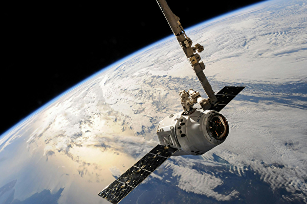 Ein Satellit über der Erde.