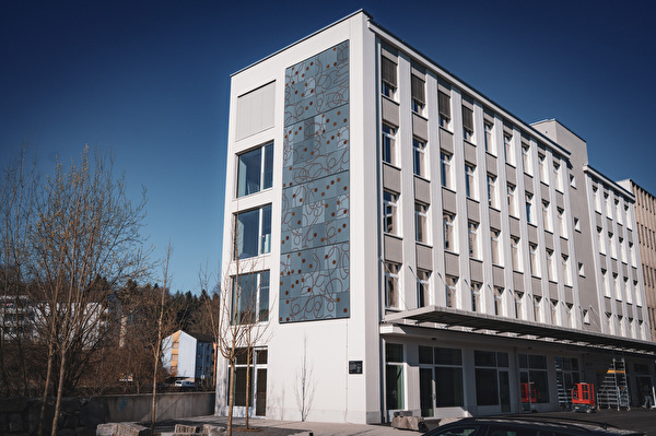 Ein gebäude mit einer farbigen Solarfassade.