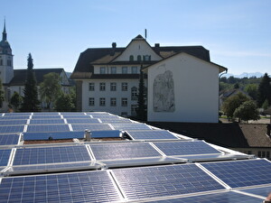 Die Schulanlage Emmer Dorf mit Photovoltaikanlage