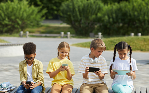 Kinder an Tablets und Smartphones.