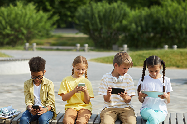 Kinder an Tablets und Smartphones.