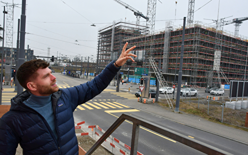 Mann vor Rohbau.