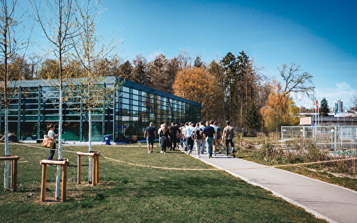 Menschen spazieren durch ein Freibad.