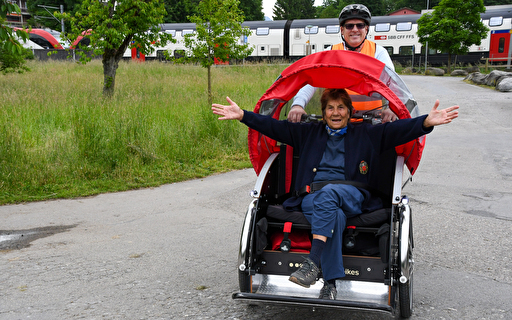 Rikscha mit Fahrer und Passagierin