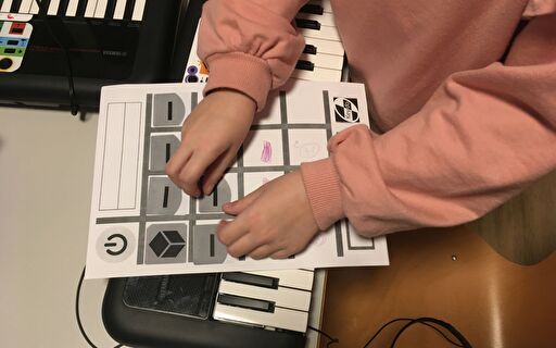 Kinderhände an einem Keyboard.